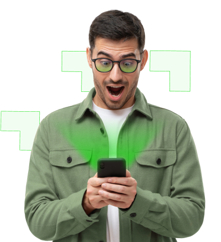 Überraschter Mann, der auf sein Handy schaut
